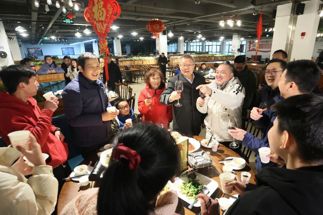 山河智能董事長何清華與留廠員工一起過大年！